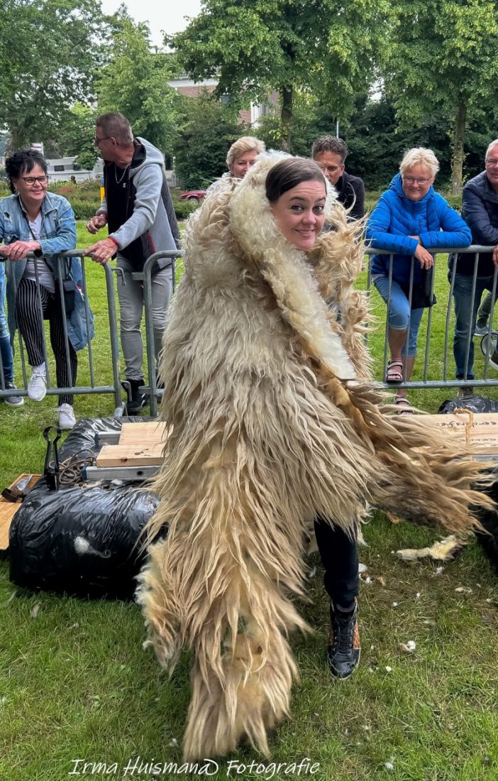 Charrel Wolf, op de foto links in actie als scheerder, in schaapskleren.